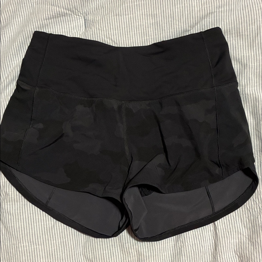 Lululemon athletica Black Camo High-Rise Athletic Shorts Speed Up 2.5 size 4